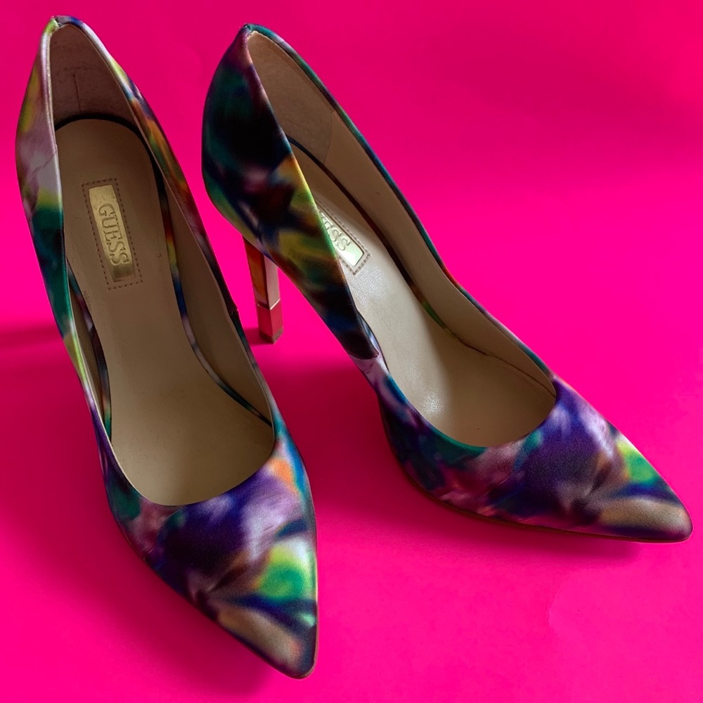 BABBITTA PRINTED PUMPS by Guess